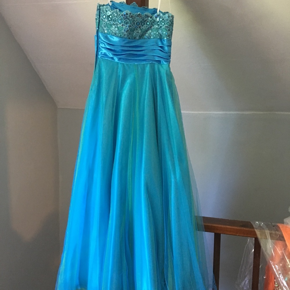 Prom dress! - Picture 4 of 4